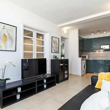 Tuscan Seaviews - 2br Pool & Terrace Apartment *