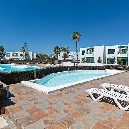 Tuscan Seaviews - 2br Pool & Terrace Apartment
